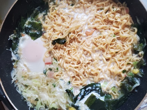 シーフードカップラーメンアレンジ 卵 わかめ等 レシピ 作り方 By 4045g 楽天レシピ シーフードカップラーメンアレンジ 卵 わかめ等 レシピ 作り方 By 4045g 楽天レシピ